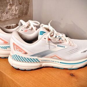 Adrenaline GTS 23 women's 8.5 White/Blue/pink